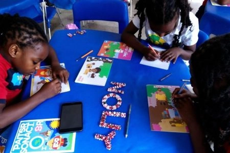 Safari et école à distance : partir en voyage longue durée en famille